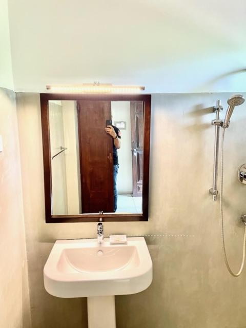 Serein Beach Hotel Tangalle Buitenkant foto