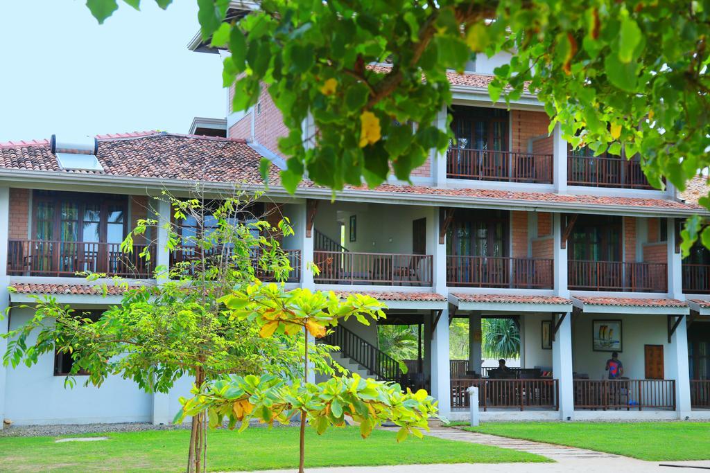 Serein Beach Hotel Tangalle Buitenkant foto